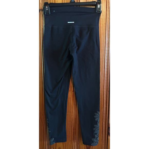 Aerie black high rise cropped leggings w/ embroidery on bottom small - Picture 4 of 4